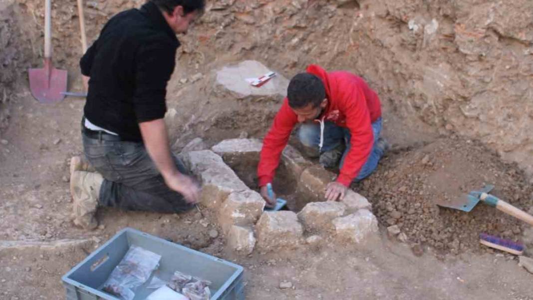 Bozcaada'da çocuk mezarları keşfedildi 5